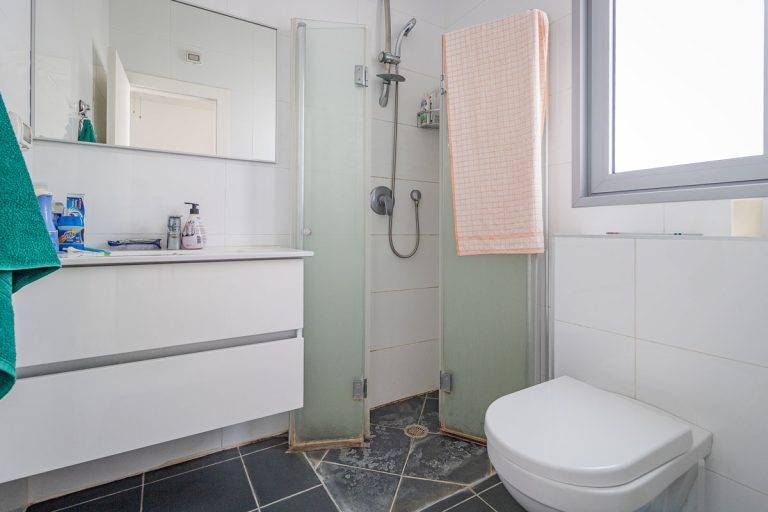 חדר שירותים ומקלחת הורים