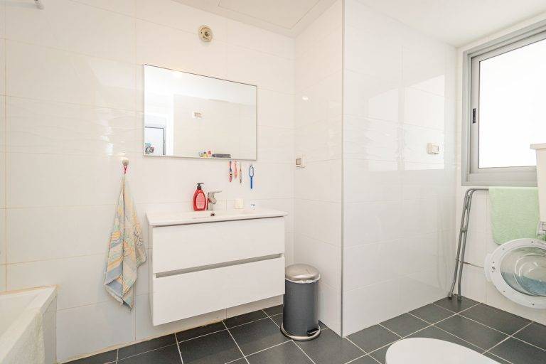 חדר שירותים ומקלחת אורחים