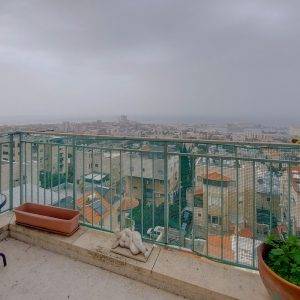 מרפסת פונה לנמל ולים חיפה
